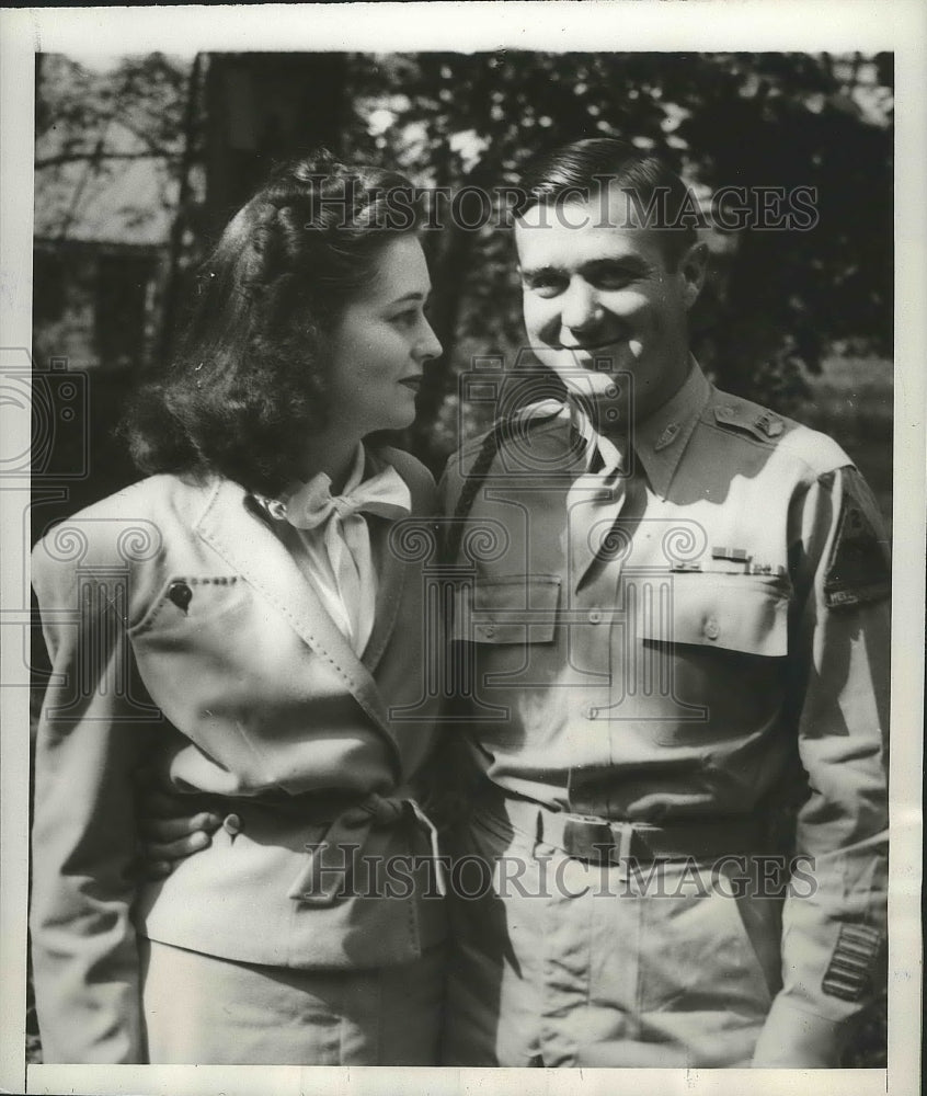 1945 Press Photo James Burt w/ Wife, Nominated for Congressional Medal, Lee, MA-Historic Images