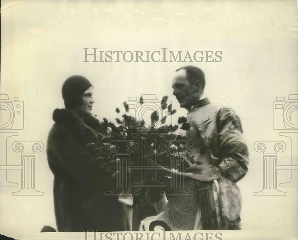 1931 Mrs.Byron Hilliard present Jockey C.Plum with roses - Historic Images