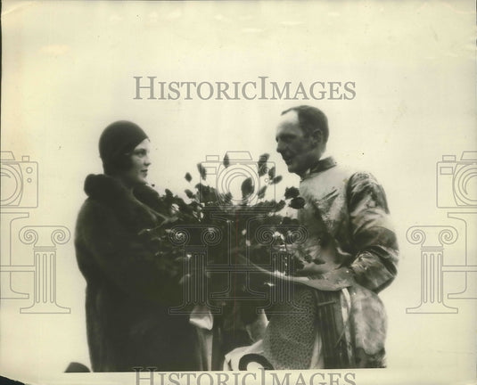1931 Mrs.Byron Hilliard present Jockey C.Plum with roses - Historic Images