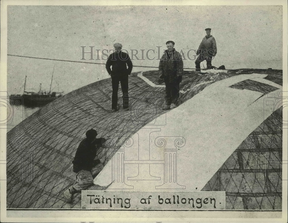 1930 Press Photo Captain Andree &amp; Co-Workers Tightening Guy Ropes on Balloon - Historic Images