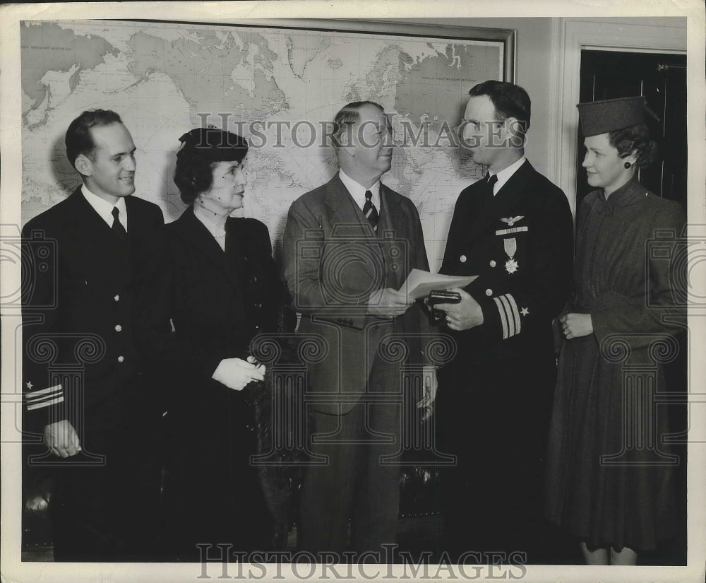 1943 Press Photo Commander Paul Foley Jr. Given Legion of Merit at US Navy Dept - Historic Images