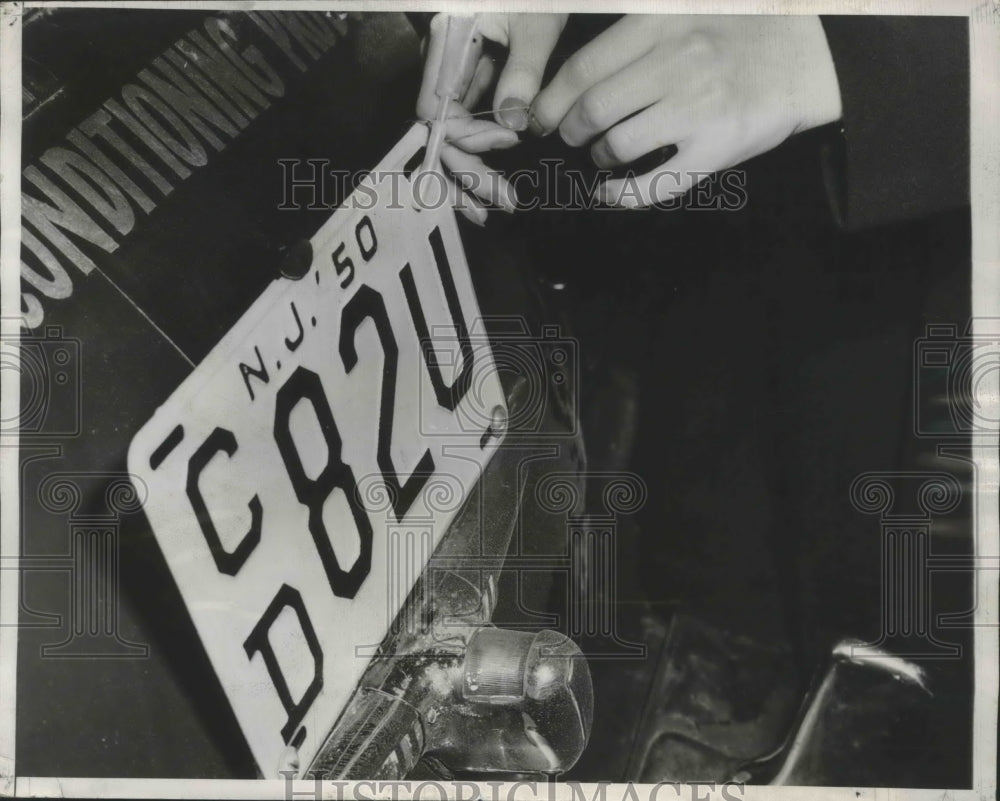 1950 Press Photo De-Icer fluid small enough to install on license plate - Historic Images