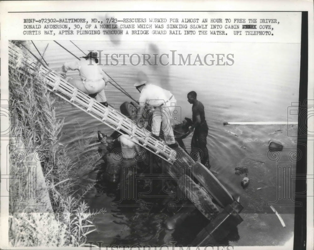 1958 Press Photo rescuers saving crane operator from Curtis Bay after spill - Historic Images