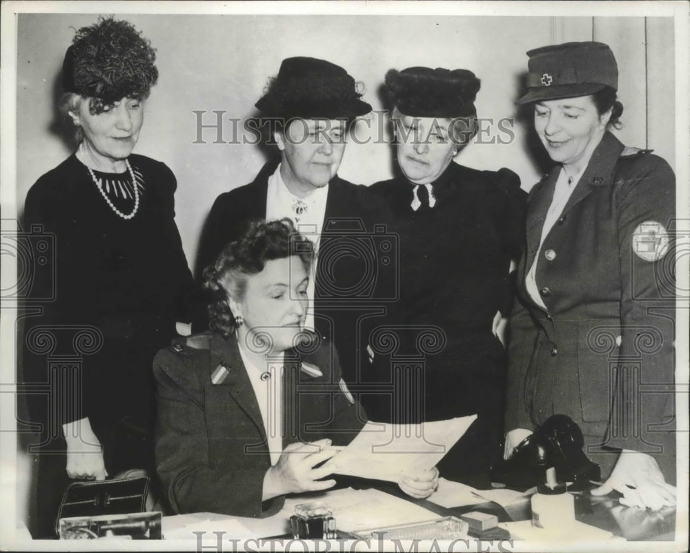 1941 Press Photo Red Cross Workers Sign Letter Calling on All Officer's Wives - Historic Images