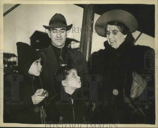 1942 Press Photo Mr & Mrs James Parsons & Their Two Daughters Geneva and Peggy- Historic Images