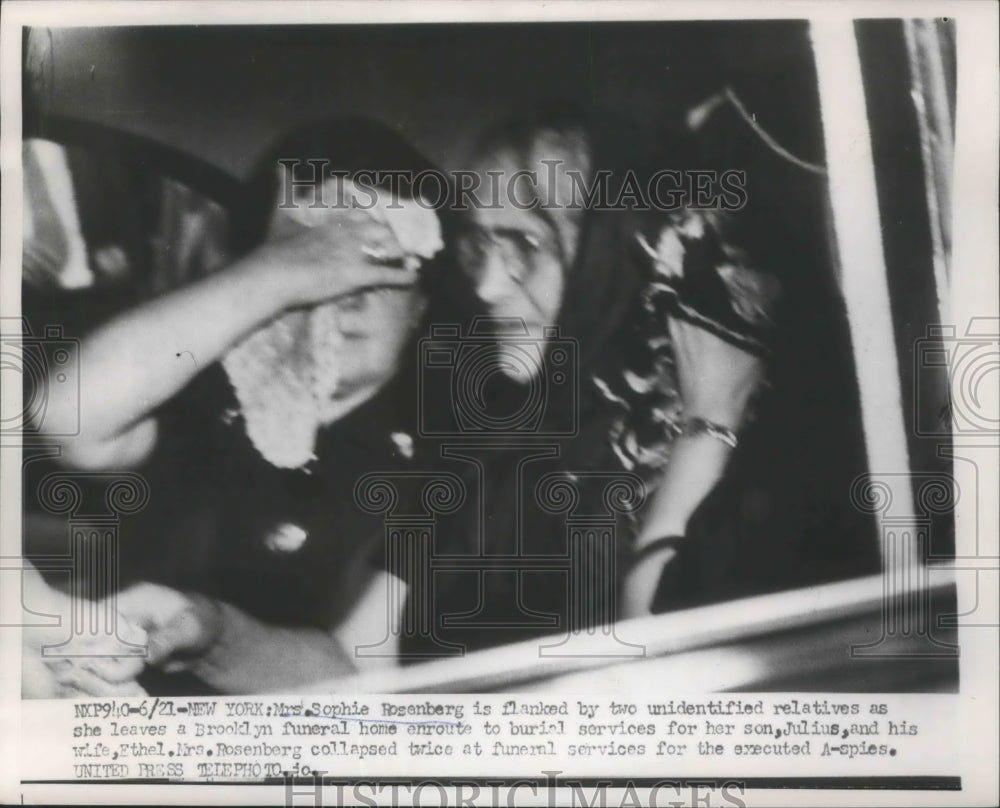 1953 Mrs Sophie Rosenberg Flanked byi 2 Unidentified Relatives - Historic Images