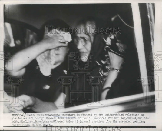 1953 Mrs Sophie Rosenberg Flanked byi 2 Unidentified Relatives - Historic Images
