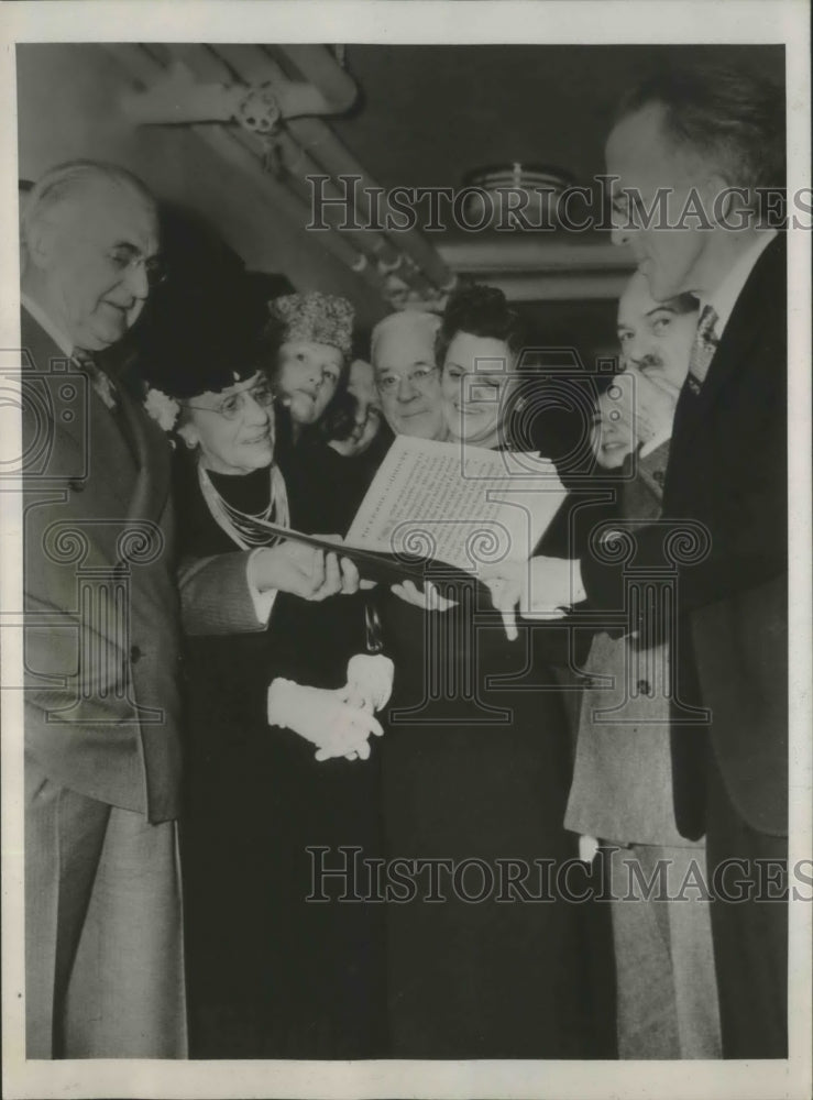 1940 Press Photo Frank Gannet with Container of Names of 2500 Fund Contributions - Historic Images