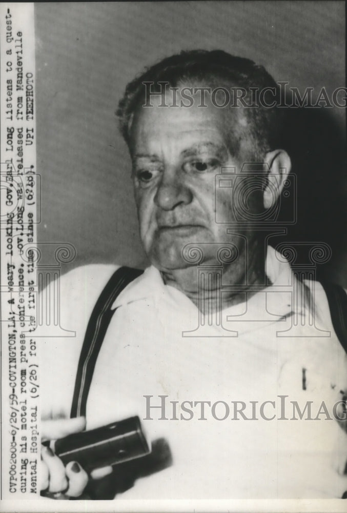 1959 Press Photo Gov Earl Long Listens to Press Conference in His Motel Room-Historic Images