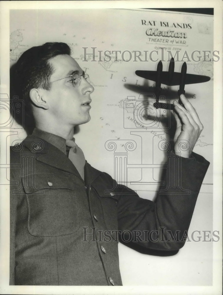 1943 Press Photo Pfc. Howard Short of St.Louis with model of P-38 Fighter Plane - Historic Images