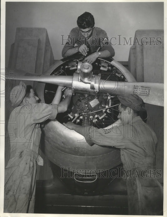 1942 Press Photo Victor Bretti, Bill Batelle, Paul Kersey Tune Engine of Plane-Historic Images