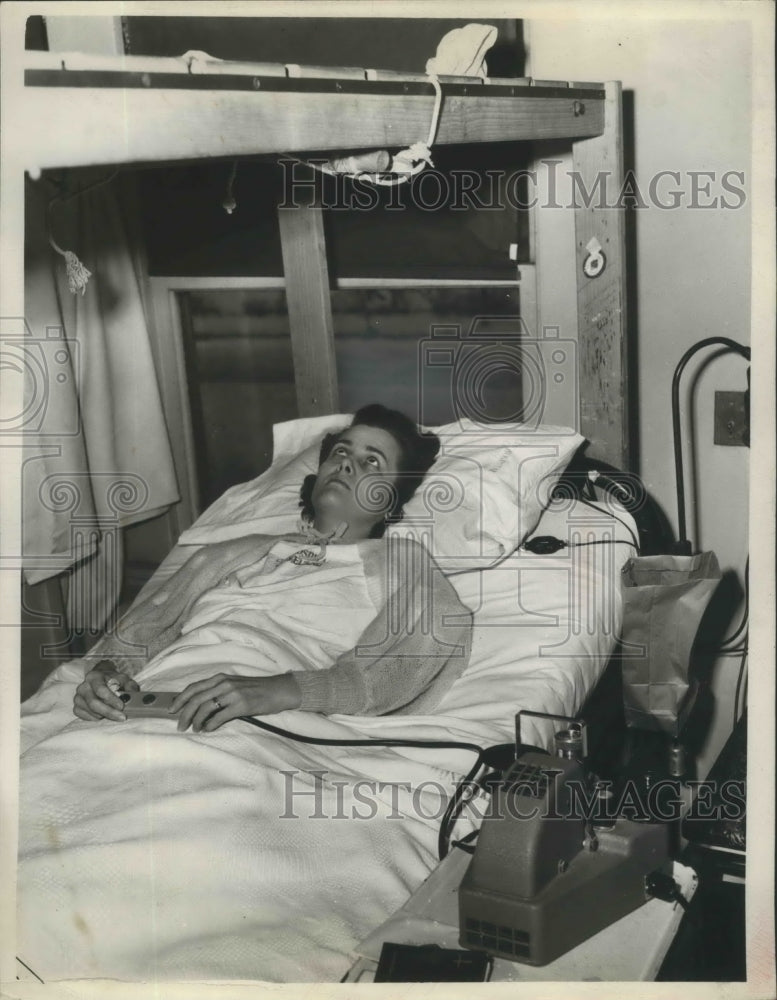 Mrs Alan O&#39;Conner of Gratton Ohio Suffers from Infantile Paralysis - Historic Images