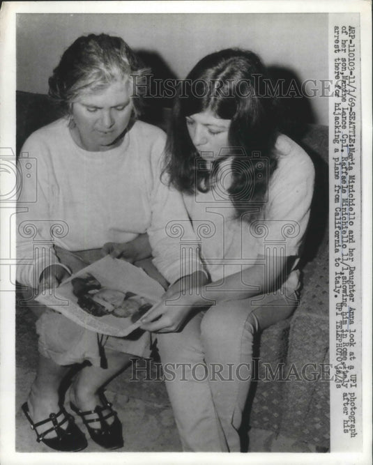 1969 Press Photo Maria & Daughter Anna Look at a UPI Photograph of Son in Rome-Historic Images