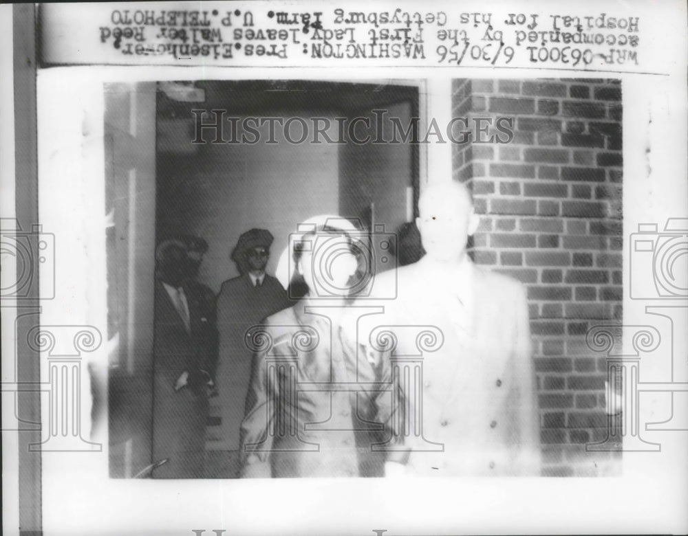 1956 Press Photo Pres, Dwight Eisenhower with his wife leaves Walter Reed Hosp.-Historic Images