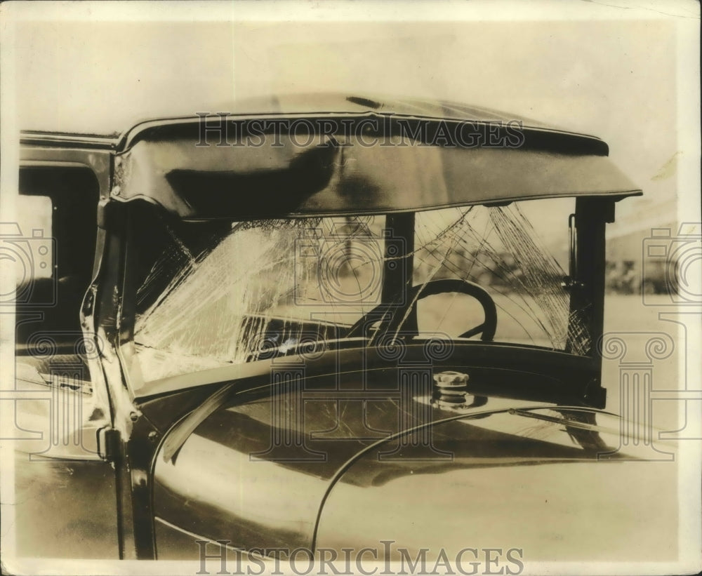 1928 Press Photo Wreckage of the car ran off the road near Louiseville Kentucky - Historic Images