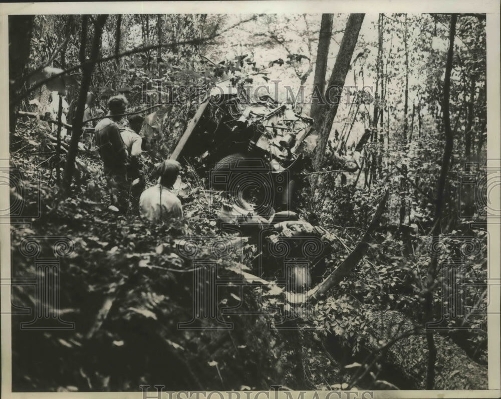 1934 Press Photo Wreckage of Giant American Airways Liner at Sylvan Mongaup Pond - Historic Images