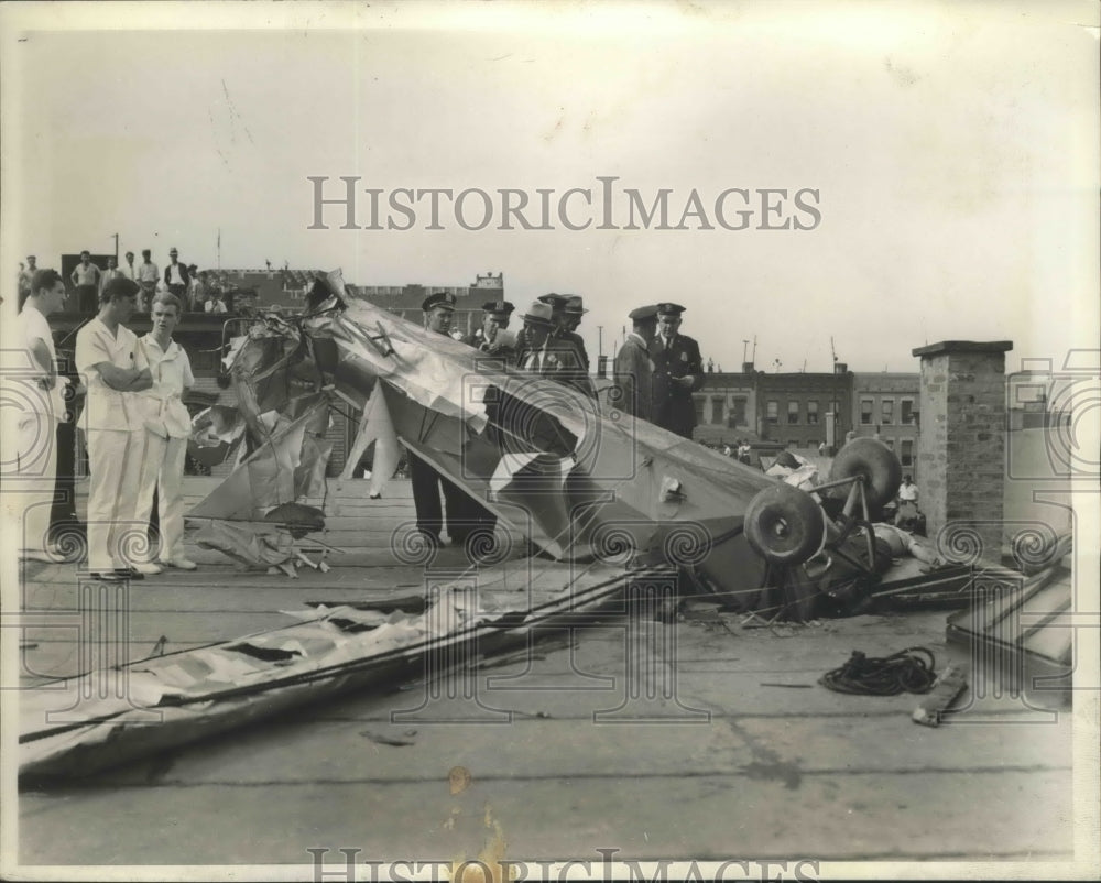 1934 Press Photo Plane cruising crashed to the roof of a apartment at Brooklyn - Historic Images