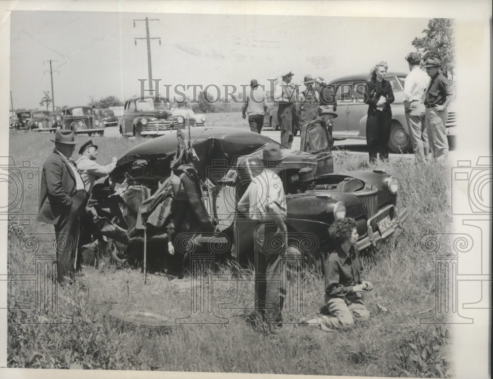 1947 Press Photo Two Unidentified Chicagoan's Killed & a Third Seriously Injured - Historic Images