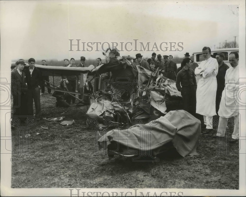 1938 Press Photo Covered body of John T.Hunt, Student Pilot from Bronx - Historic Images