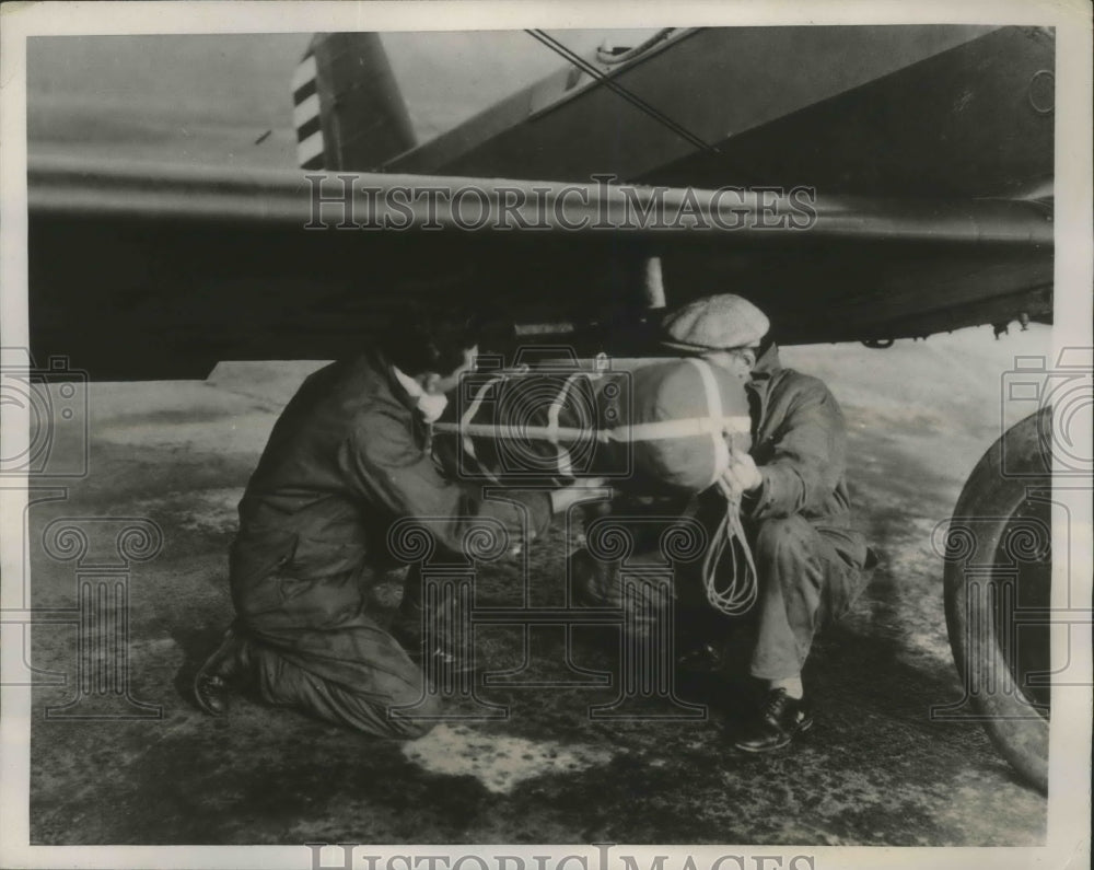 1938 Press Photo Parachuting Food supplies to Calvary in Balmorea Texas-Historic Images
