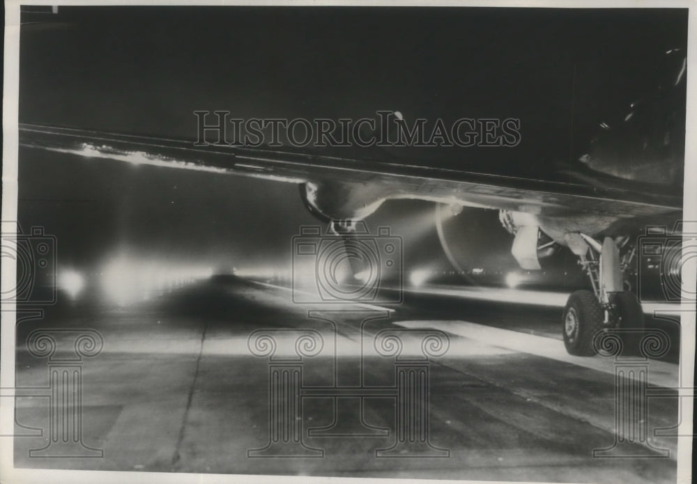 1947 Press Photo Naval Transport Plane transport Plane as it Taxies down - Historic Images