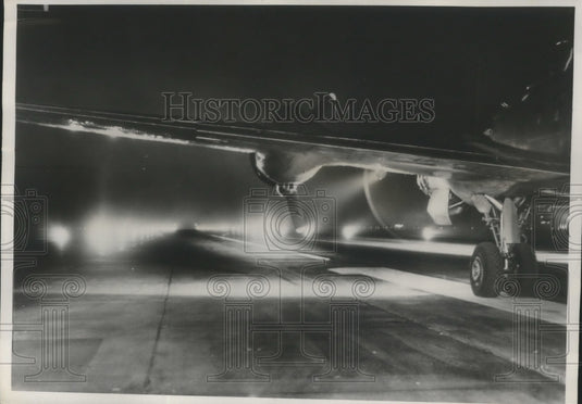 1947 Press Photo Naval Transport Plane transport Plane as it Taxies down - Historic Images