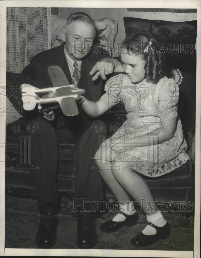 1946 Press Photo Peter Arno shown a Jet Plane he invented to Barbara Keough-Historic Images