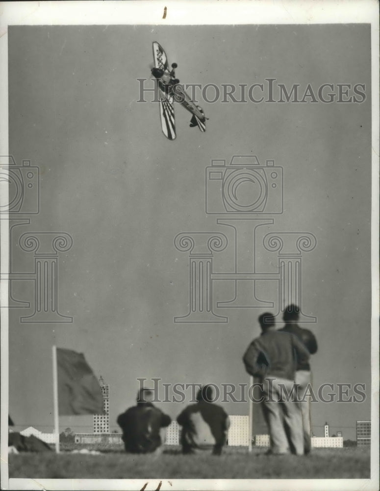 1941 Press Photo Stunt Flyier Danny Bowlie Turns Plane On its Back Near Ground - Historic Images