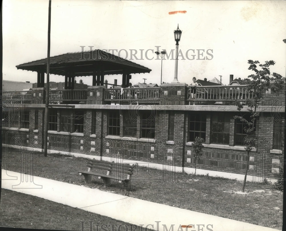 1942 Press Photo A General View of Broken Windows at Forest Hill Municipal-Historic Images