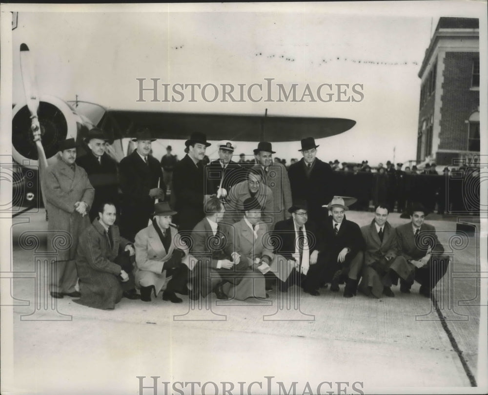 1939 Press Photo Grover Whalen With Spacial Trophy Shows to Air Men Before Race-Historic Images