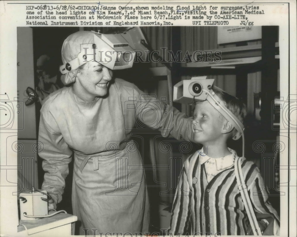 1962 Press Photo JoAnne Owens Models Flood Light for Surgeons - nef66167-Historic Images