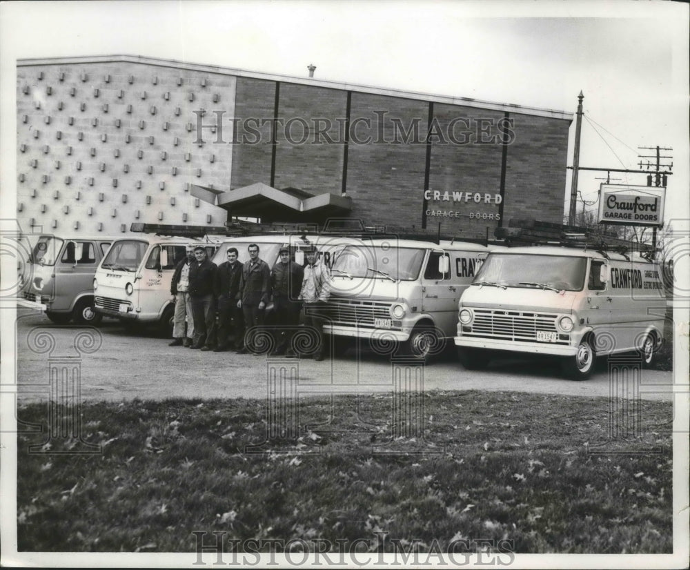 Press Photo Unknown Group of Employees for Crawford Garage Doors - nef66169-Historic Images