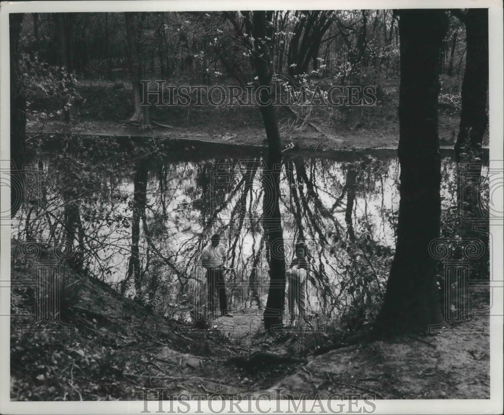 Press Photo Unknown Male and Female at a Lake - nef66215-Historic Images