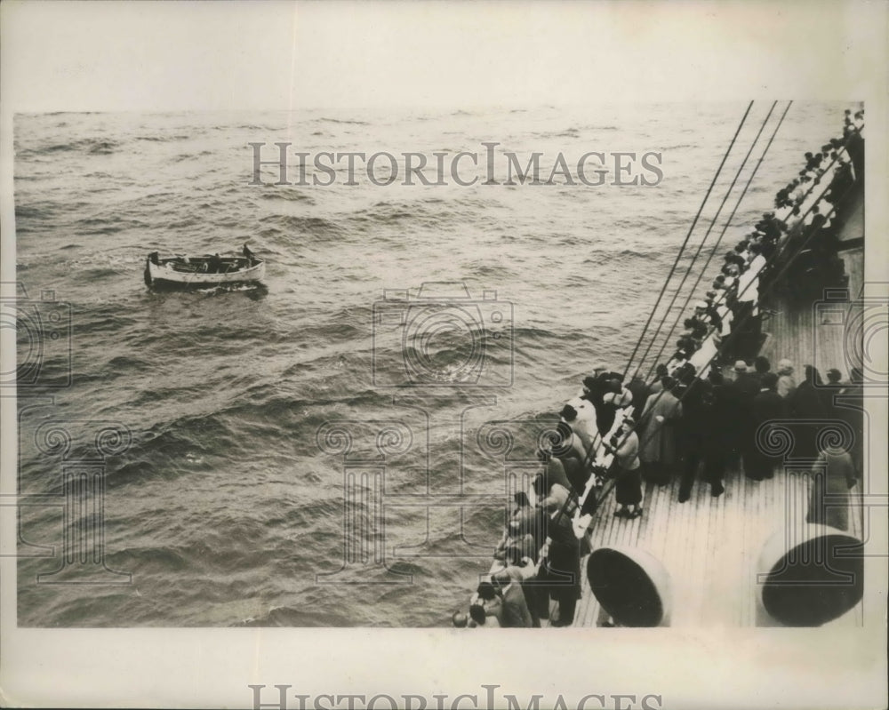 1937 Press Photo Rowboat approach from the Freighter Silver Sword - nef66271-Historic Images