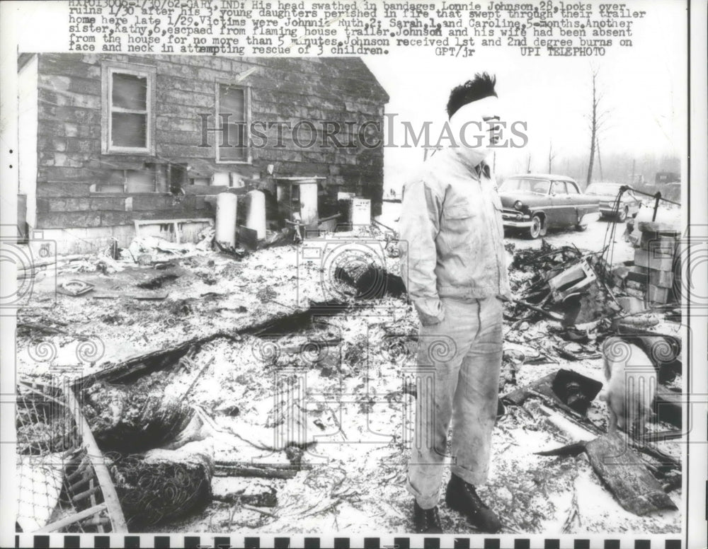 1962 Press Photo Lonnie Johnson Looks Over Ruins After 3 Daughters Perished-Historic Images