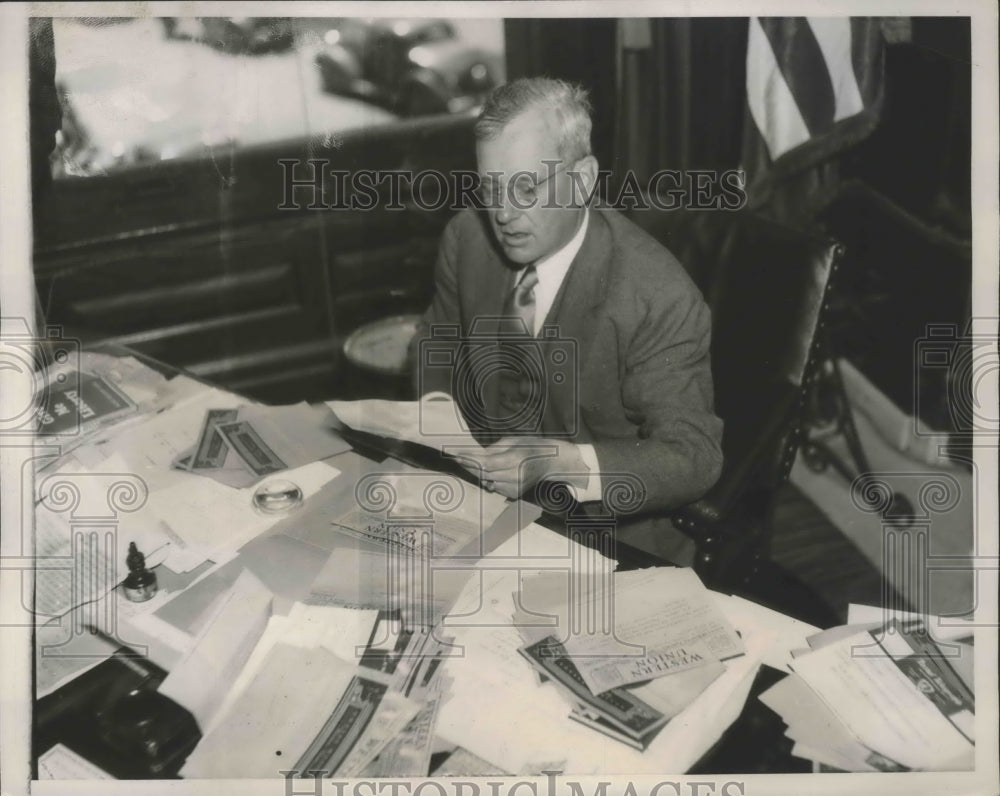 1936 Press Photo Gov Alfred M Landon Shown at His Desk in the Mansion in Topeka - Historic Images