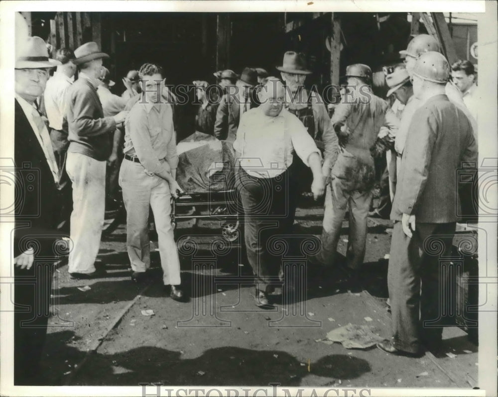 1941 Press Photo Rescue Workers Bring Out Miner Caught in Explosion 14 Killed-Historic Images