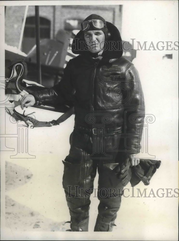 1934 Press Photo Lieutenant G.P. Woody Shown at Newark New Jersey Airport-Historic Images