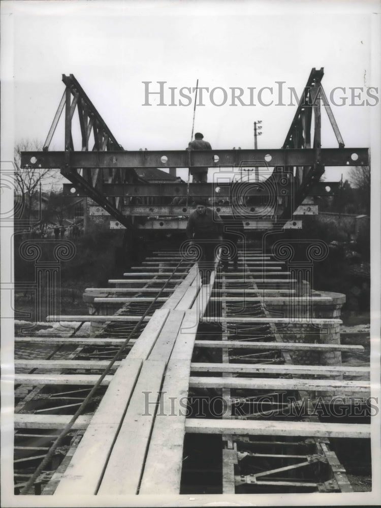 1956 Press Photo Workmen Rebuilding Bailey Bridge Over Piles of St Assise Bridge-Historic Images