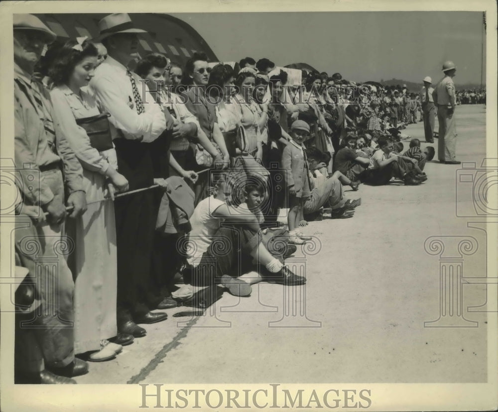 1943 Press Photo Crowd Naval Aircraft at Akron Ohio - nef67062-Historic Images