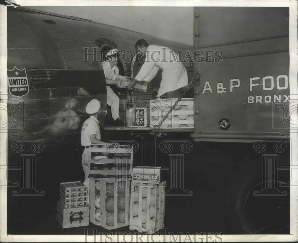 1945 Press Photo First Plane Load of Perishable Food Ever Flown From Coast-Historic Images