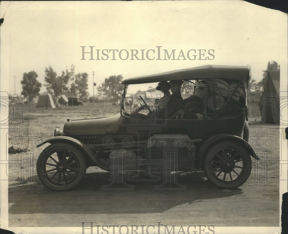1924 Press Photo Everything On Board in Automobile Including Family Cat-Historic Images