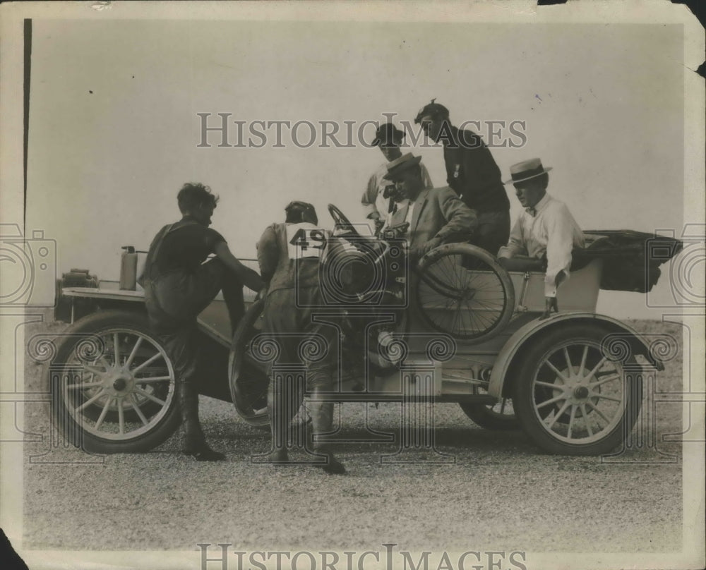 1920 Press Photo Men Bringing in a Wrecked Automobile - nef67306-Historic Images