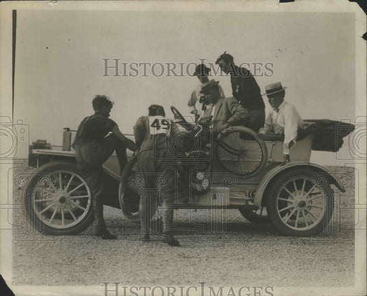 1920 Press Photo Men Bringing in a Wrecked Automobile - nef67306-Historic Images