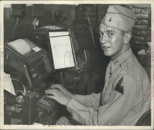 1943 Press Photo Second Lieutenant George E Moise - Historic Images