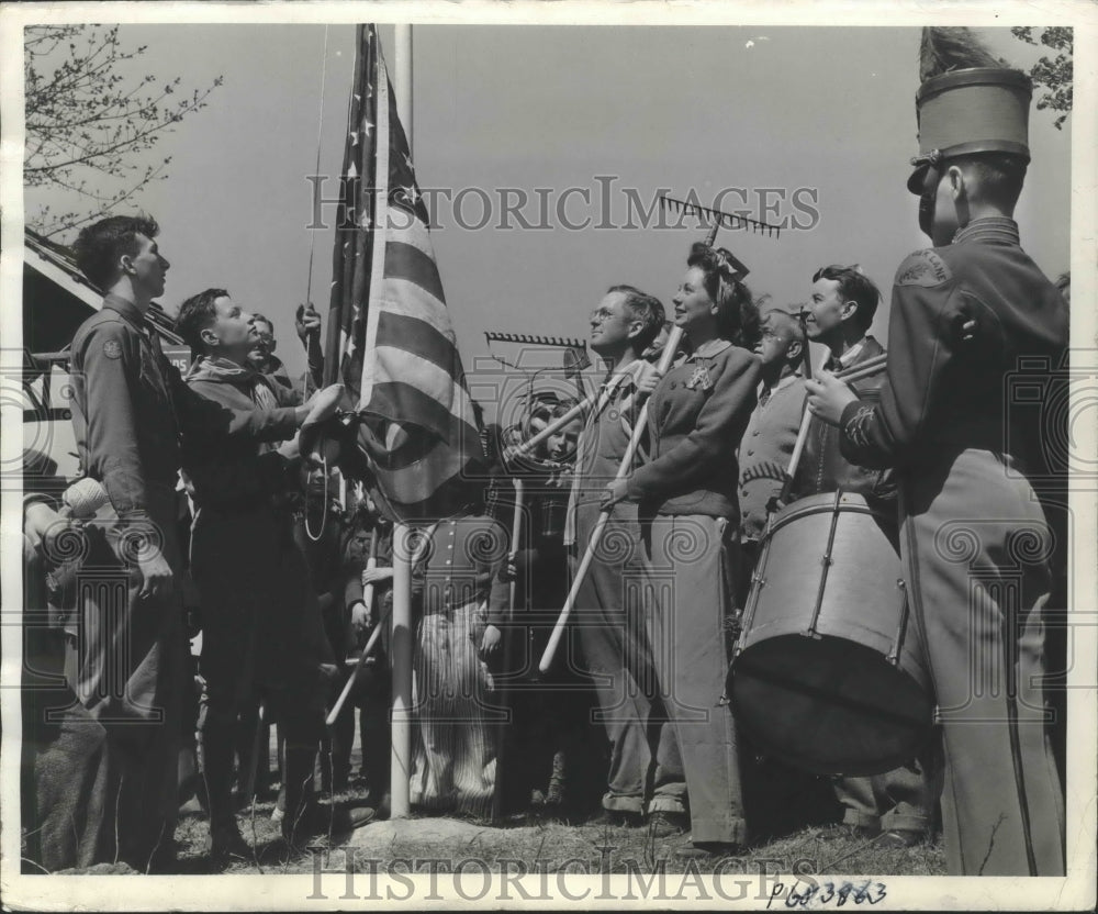 1943 Press Photo Gardeners Stand at Attention as Flag is Raised at Dedication-Historic Images