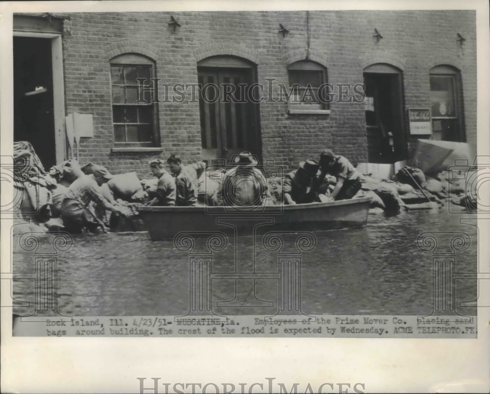 1951 Press Photo Employees of the Prime Mover Co placed sand bag for Floods - Historic Images
