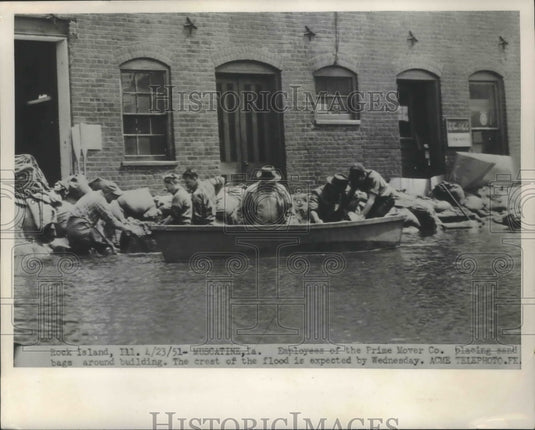 1951 Press Photo Employees of the Prime Mover Co placed sand bag for Floods - Historic Images