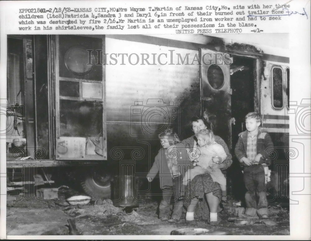 1958 Press Photo Mrs.Wayne T.Martin burned trailer Home at Kansas City Mo-Historic Images