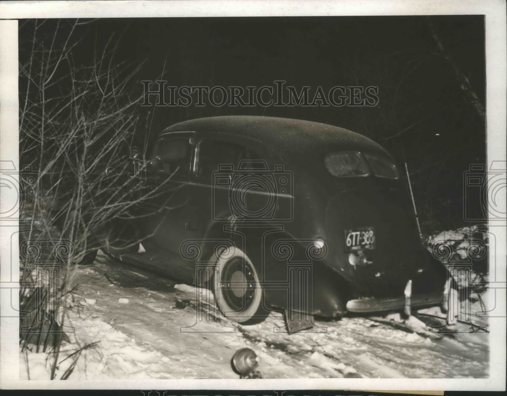 1944 Press Photo Carbon Monoxide Fumes Leak From Engine Left Idling for Heater-Historic Images